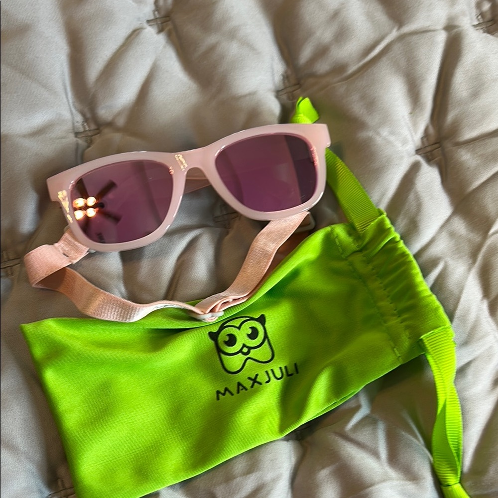 5 for 25$
Pink Sunglasses with Neon Pouch